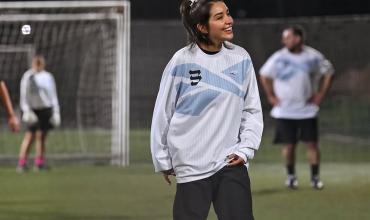 María Becerra volvió a la actividad física con un partido de fútbol junto a Arcángel