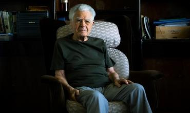 Alberto Chab, el psicólogo de 98 años que combate la soledad con un grupo viral de nonagenarios