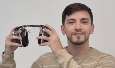 Un joven egresado fue premiado por crear anteojos que detectan gases tóxicos