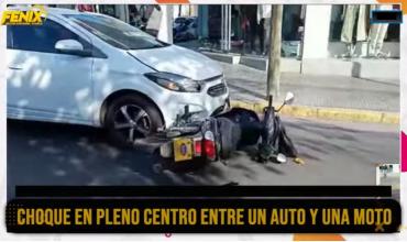 Choque en pleno centro entre un auto y una moto: el conductor del rodado menor fue asistido por emergencias