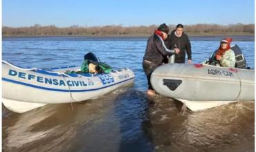 Dos pescadores se perdieron en el Río de La Plata y tuvieron que ser rescatados por Defensa Civil