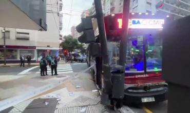 Violento accidente en Barrio Norte: un colectivo chocó contra un semáforo y dejó 14 heridos