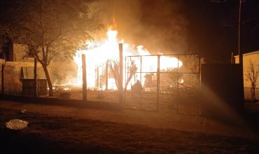 Incendio destruyó por completo un rancho en el barrio Francisco I