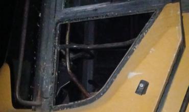 Dañaron una máquina vial y escaparon hacia un descampado