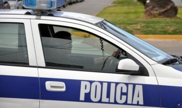Encontró una mujer en ropa interior en el patio de su casa