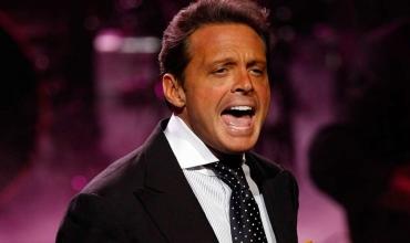 ¡Luis Miguel enfurecido en pleno show comenzó a tirar cosas!