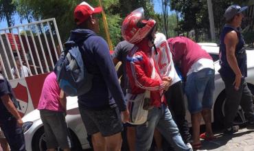 Violentos incidentes en Independiente: un grupo de barras increpó a los jugadores a la salida del entrenamiento