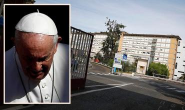 Afirman que la operación al Papa Francisco fue "exitosa"