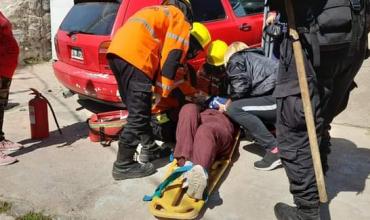 Fue atropellada por su propio auto y sufrió fractura en su brazo