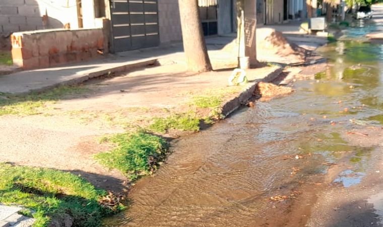 Reclaman por una gran pérdida de agua en el Barrio Hábitat