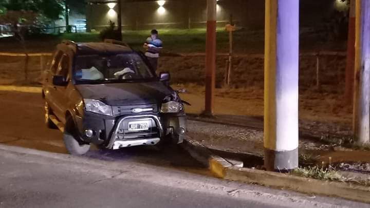 Conductor se quedó dormido y chocó contra un poste