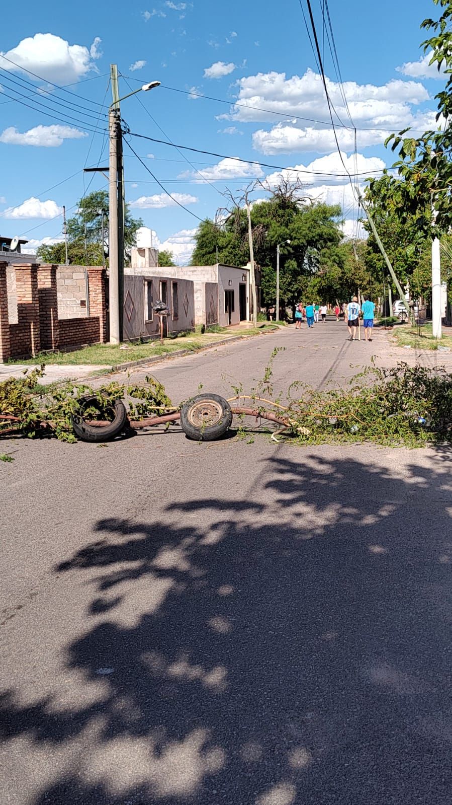 La Rioja: Después de 4 días sin luz, vecinos del barrio Vargas salieron ...