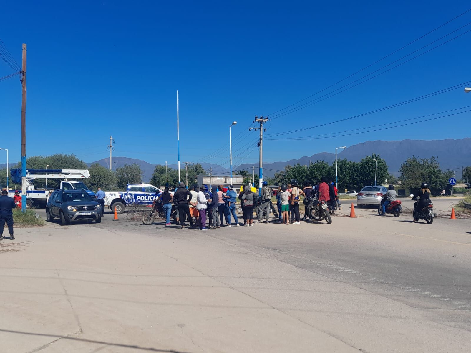 Vecinos salieron a la calle para reclamar por la falta de agua y luz