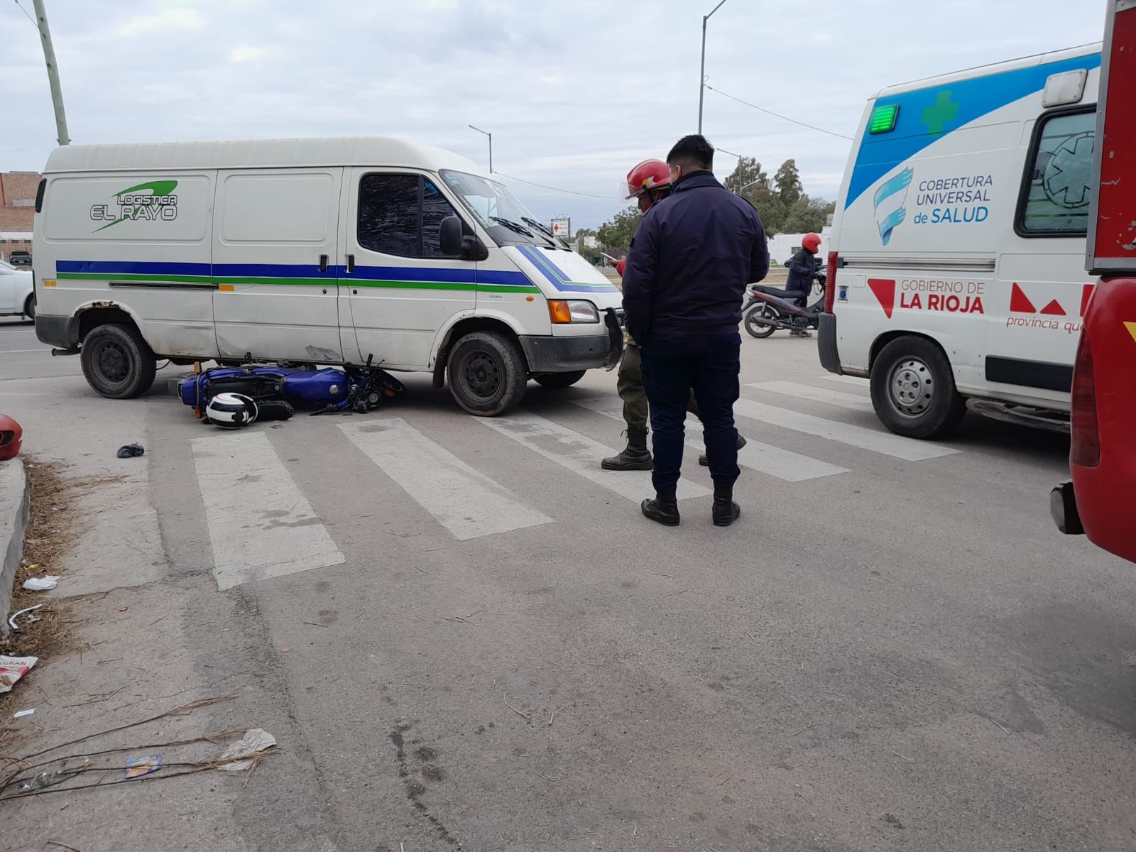 Motociclistas fueron trasladados al hospital tras chocar con una combi