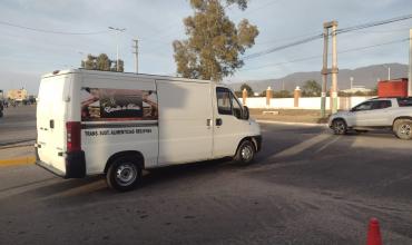 Accidente en inmediaciones de la UNLaR: Una motociclista sufrió heridas al chocar con un utilitario 