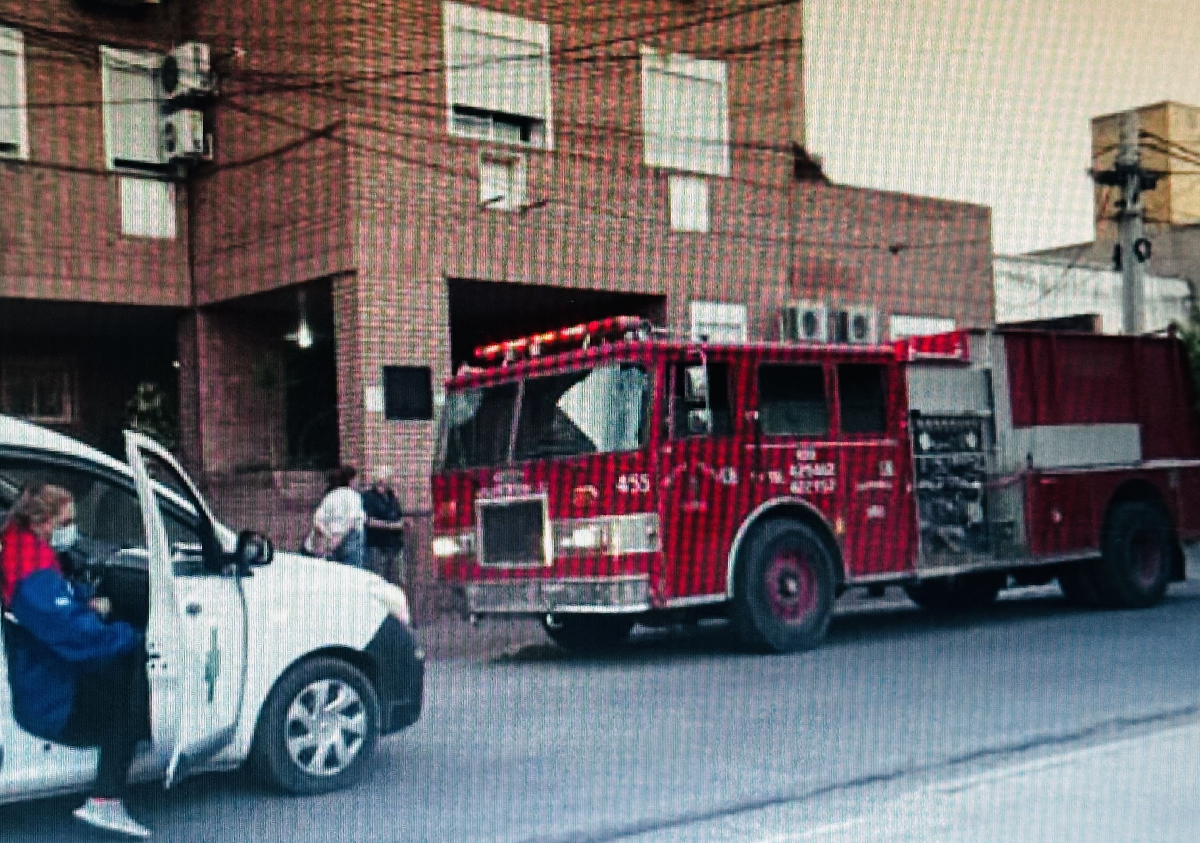Principio de incendio en el octavo piso de un edificio: Dos personas ...