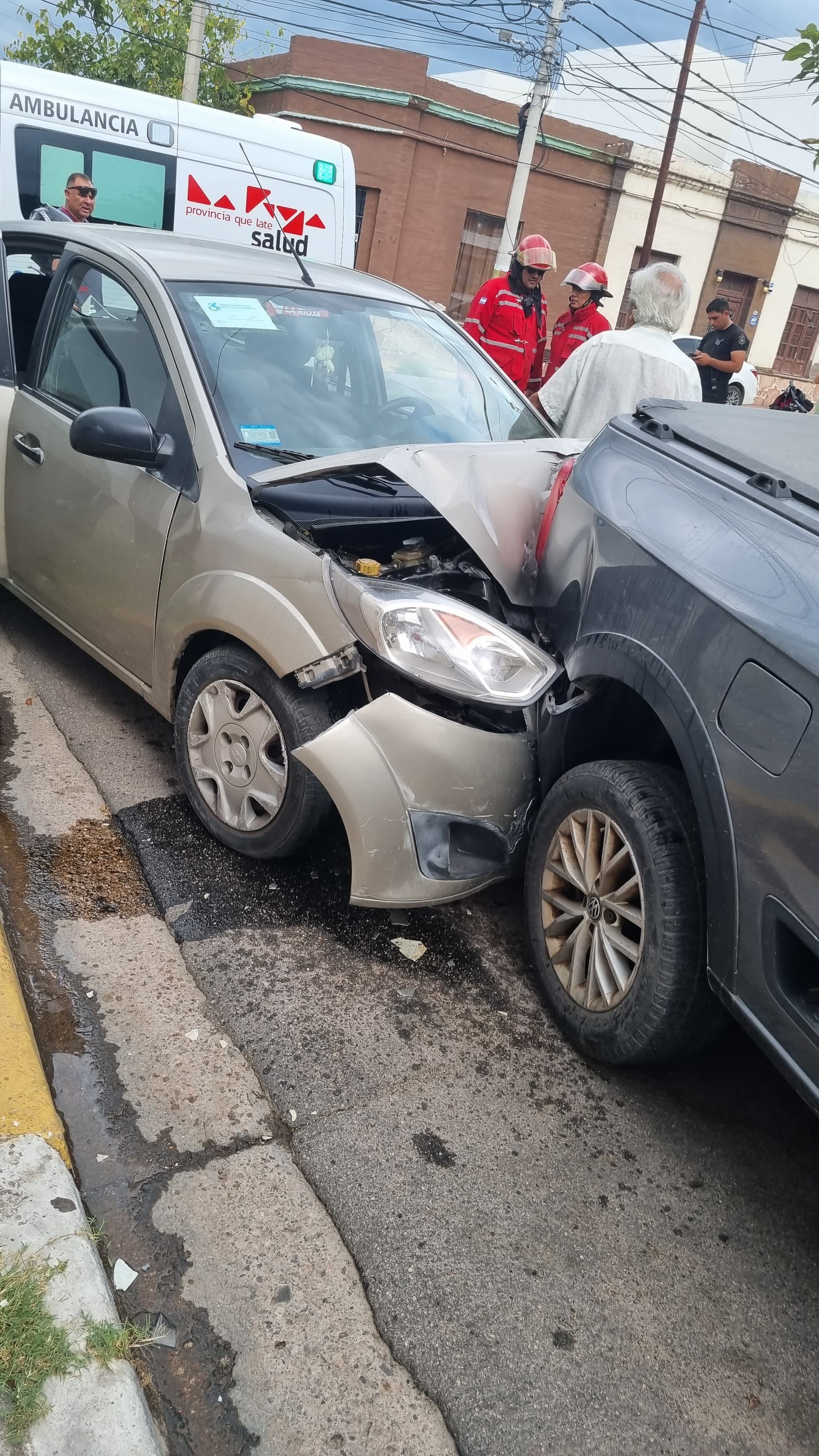 Conductora perdió el control del auto y chocó una camioneta estacionada