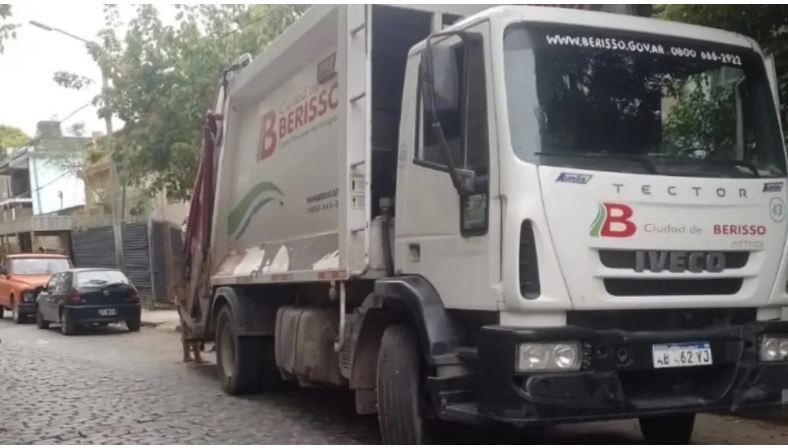 El chofer de un camión de basura atropelló a un recolector en Berisso