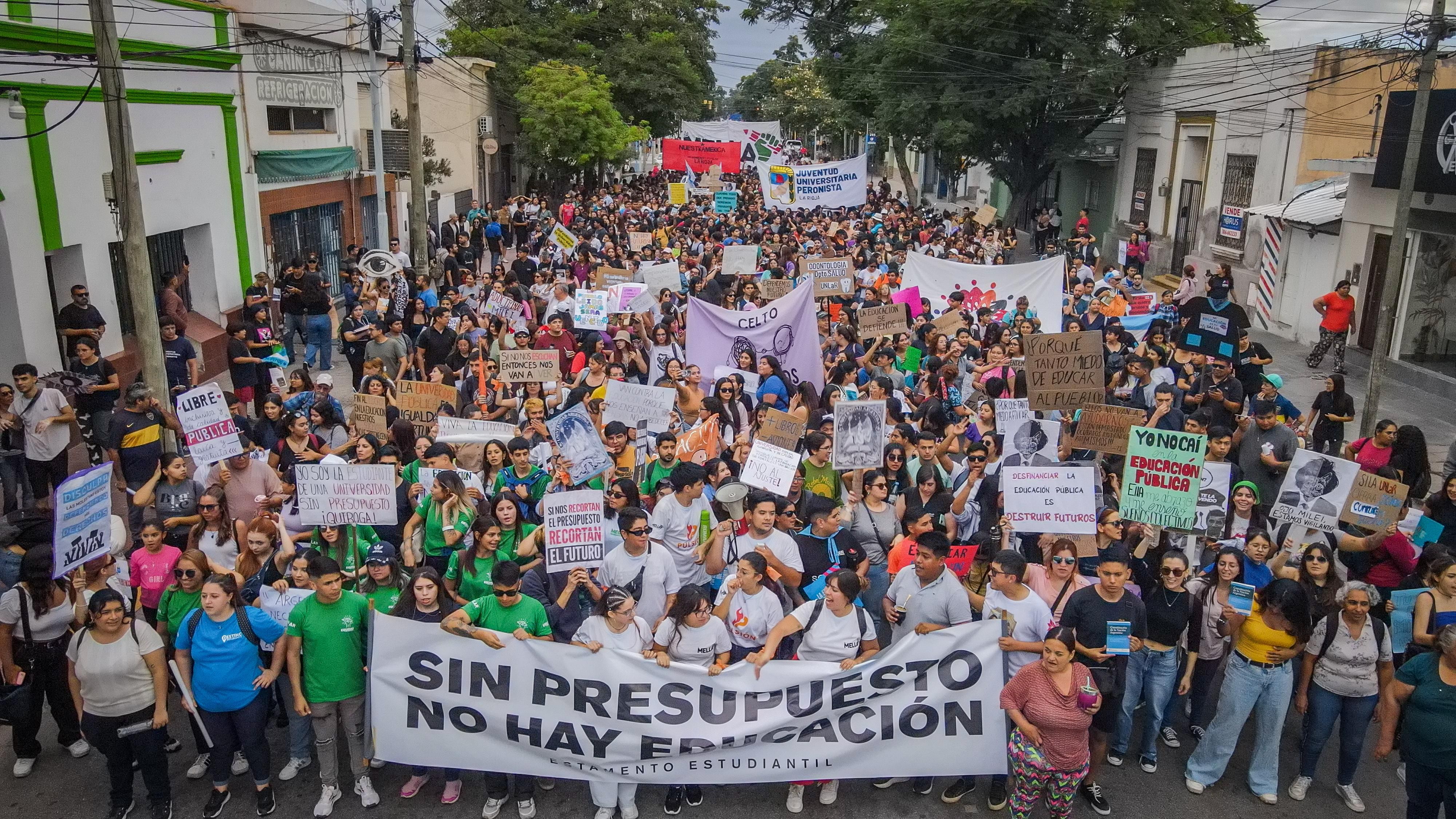Multitudinaria marcha de estudiantes y docentes de la UNLaR