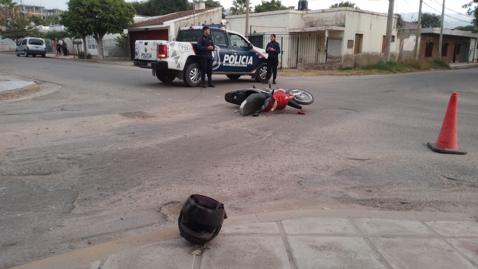 Fuerte choque entre un auto y una moto terminó con una joven hospitalizada