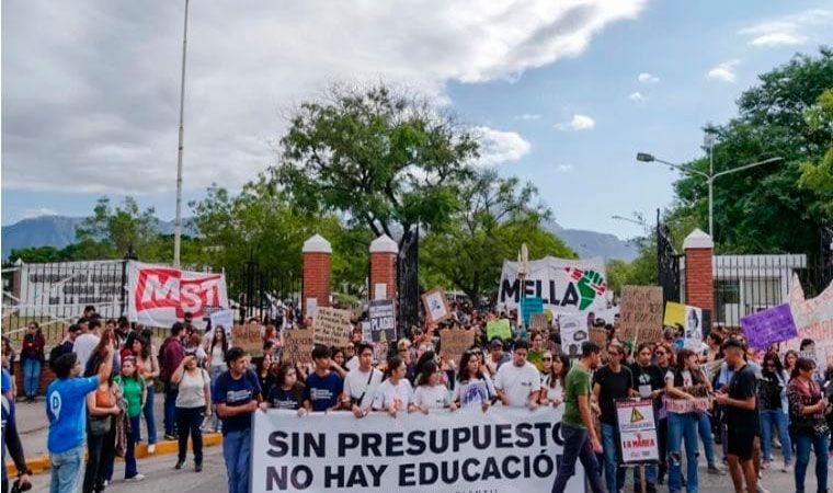 Masiva marcha de estudiantes universitarios en la capital riojana