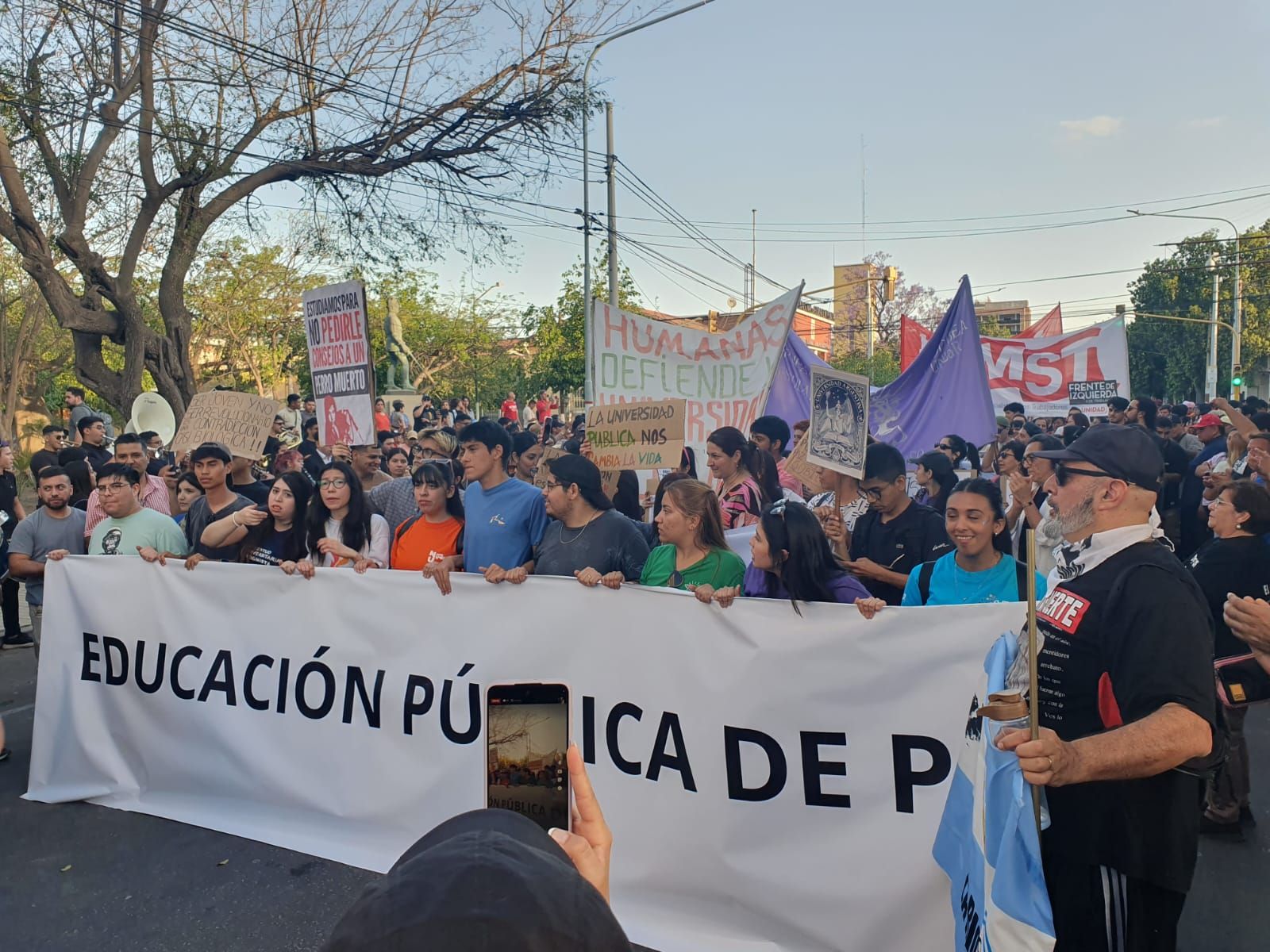 Masiva marcha de estudiantes universitarios en la capital riojana