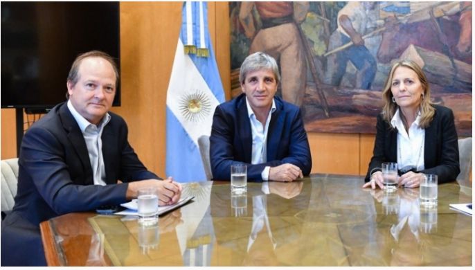Atento al dólar y la inflación, el Gobierno moderará los aumentos en ...