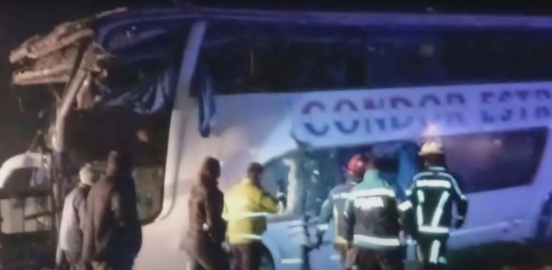Choque frontal entre un micro y un camión en Ruta 3: hay al menos ...