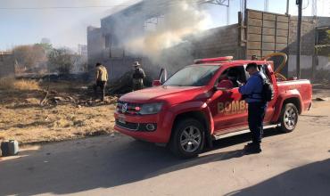 Controlaron un incendio de pastizales en zona oeste de la capital