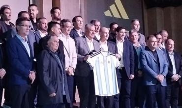 Las reliquias de Messi, el “menú de campeones” y el gesto de Riquelme: las perlitas de la presentación de la camiseta de la Selección