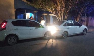  Choque sin heridos en el barrio San Martín: un auto impactó contra otro que estaba estacionado
