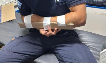 Agente de tránsito fue embestido por motociclista que intentó huir del control