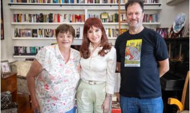Tras criticar otra vez a Javier Milei, Cristina Kirchner recibió al director de una serie sobre la crisis de 2001