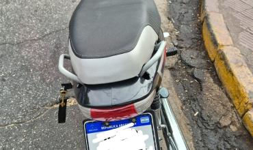 Choque entre una moto y un automóvil en pleno centro dejó daños materiales