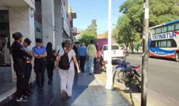 Motociclista cayó al asfalto tras maniobrar para esquivar a un peatón en pleno centro