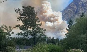 Continúan los incendios en Epuyén: ya hay 60 hectáreas afectadas y se desplegó un operativo con más de 150 brigadistas