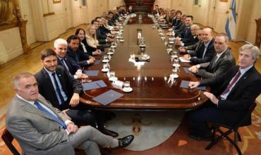 Los gobernadores quieren ver la letra chica de las reformas y fuerzan sus reclamos para cerrar la negociación