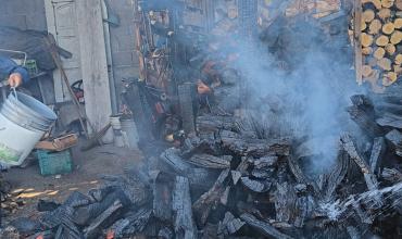 La Rioja: un descuido con una fogata provocó el incendio de un depósito de leña 