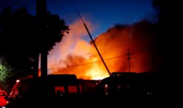 Feroz incendio en dos fábricas de plásticos en Lomas de Zamora: los vecinos fueron evacuados