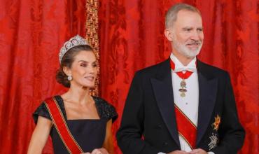 De negro y con tiara Cartier, Letizia de España causó impacto en una cena de gala en el Palacio Real de Madrid
