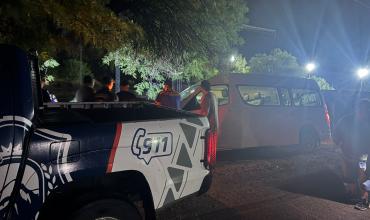 Asisten a una combi atascada en el barro en Los Sarmientos