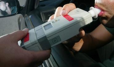 Desde diciembre, suben las multas de tránsito en La Rioja por alcoholemia y falta de casco