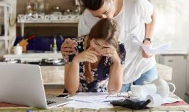 Impacto emocional de la deuda: la morosidad récord disparó el "volcán" de estrés y culpa