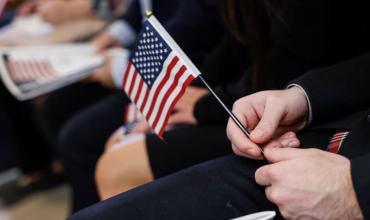 EE. UU. suspende solicitudes de inmigración de 19 países incluidos en el veto migratorio