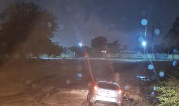 Un auto quedó atascado por el temporal y debió ser asistido por la policía