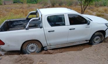  Una camioneta quedó varada en una zanja y debió ser asistida por una grúa municipal