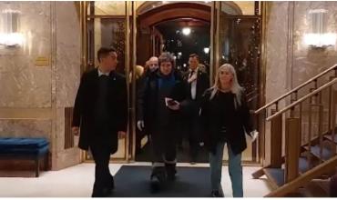 Javier Milei llegó a Oslo con el mameluco de YPF y el video se hizo viral