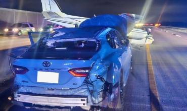 Una avioneta se estrelló contra un auto en una autopista de Estados Unidos