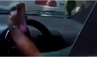 Jugaba al Candy Crush mientras manejaba y lo escracharon: "Vas con tu hija y estás jugando"