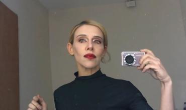 Juliana Gattas se fotografió con un modelo de Moschino diseñado por el argentino Adrián Appiolaza y fue furor